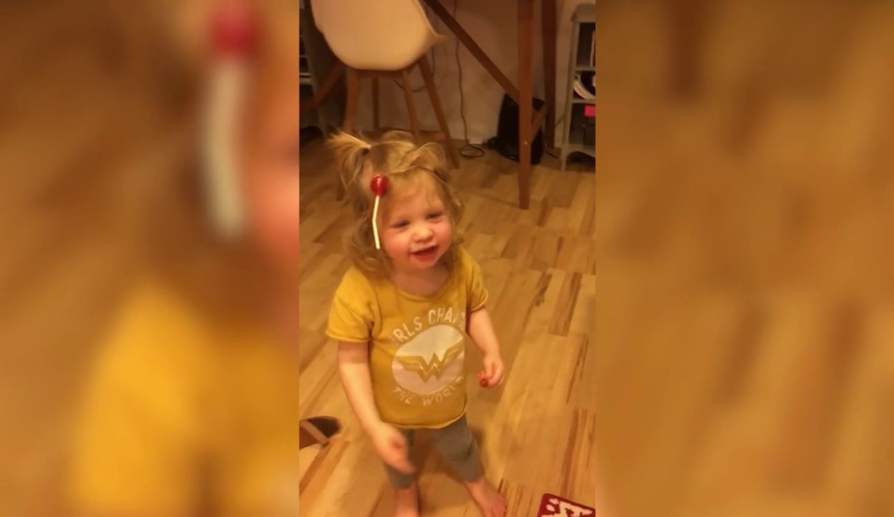 La divertida forma en la que ha amanecido esta niña tras su primera noche de Halloween