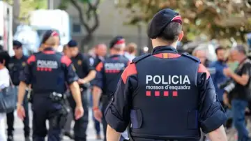 Detienen a un hombre en Lleida por ofrecer dinero a una menor a cambio de una sesión de fotos pornográfica Detienen a un hombre en Lleida por ofrecer dinero a una menor a cambio de una sesión de fotos pornográfica