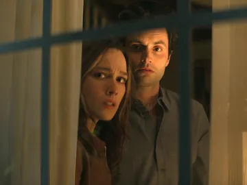Victoria Pedretti y Penn Badgley en 'You' Victoria Pedretti y Penn Badgley en 'You'