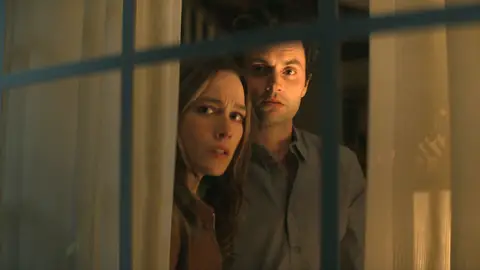 Victoria Pedretti y Penn Badgley en 'You' Victoria Pedretti y Penn Badgley en 'You'