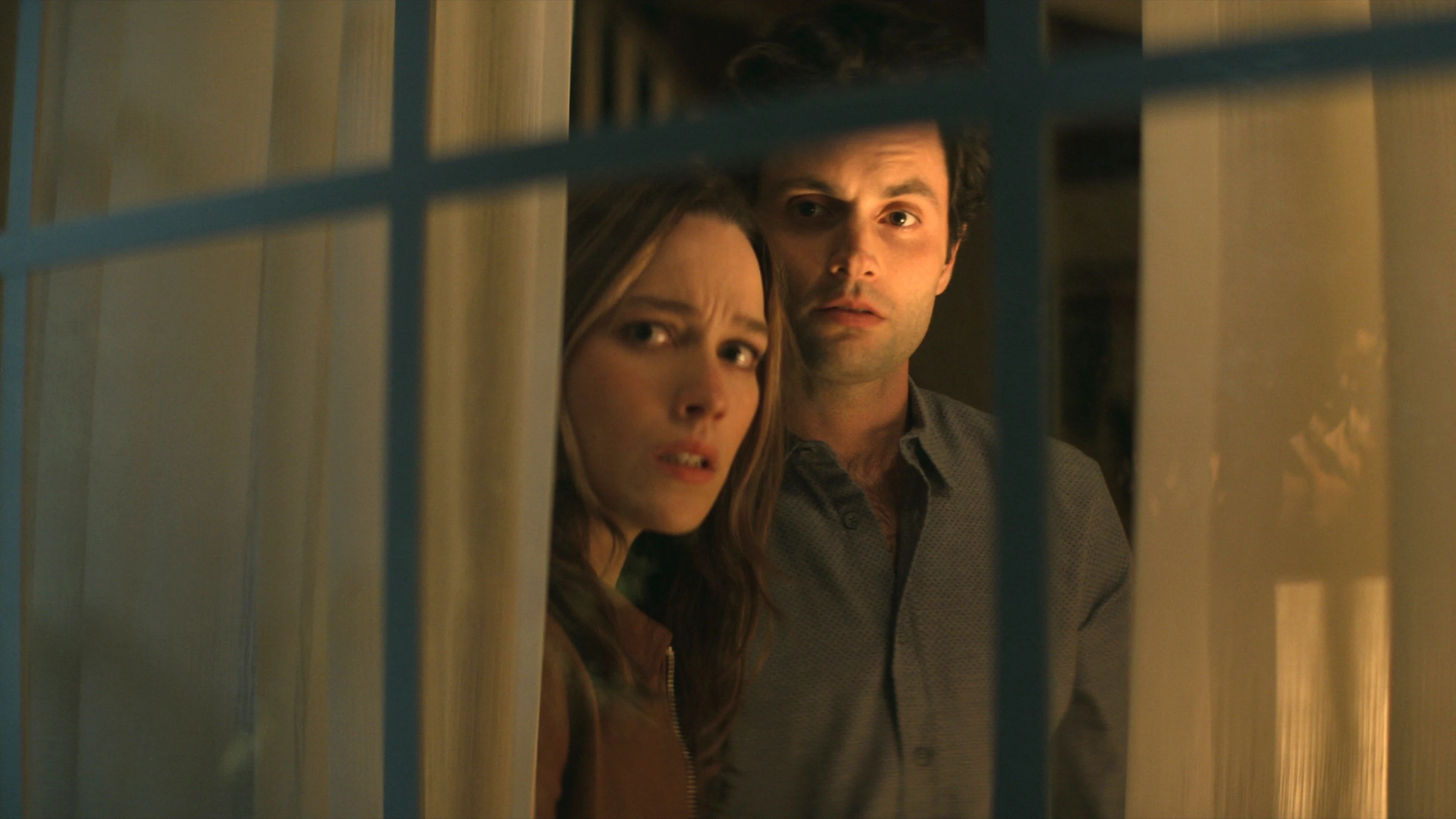 Victoria Pedretti y Penn Badgley en 'You' Victoria Pedretti y Penn Badgley en 'You'