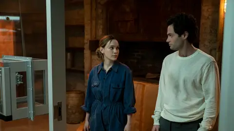 Victoria Pedretti y Penn Badgley en 'You' Victoria Pedretti y Penn Badgley en 'You'