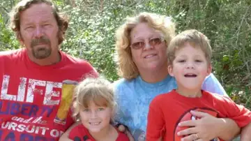 Un niño de 15 años mata a sus padres, a su hermana y a sus perros y comparte las fotos en redes antes de suicidarse Un niño de 15 años mata a sus padres, a su hermana y a sus perros y comparte las fotos en redes antes de suicidarse
