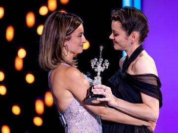 Penélope Cruz entrega el premio Donostia a una Marion Cotillard muy emocionada