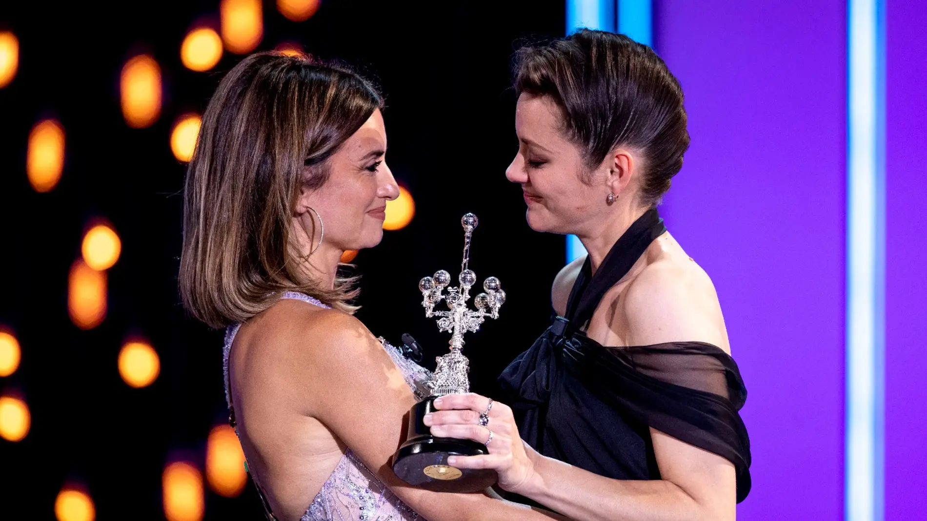 Penélope Cruz entrega el premio Donostia a una Marion Cotillard muy emocionada