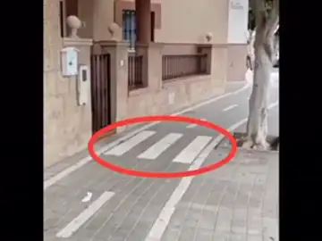 Una mujer de Almería denuncia que han puesto un carril bici delante de su casa y no puede salir Una mujer de Almería denuncia que han puesto un carril bici delante de su casa y no puede salir