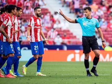 El director deportivo del Atlético, sobre Gil Manzano: "Este árbitro es muy malo, no va a volver a venir aquí"