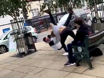 Un hombre recibe una lección tras atacar al campeón del mundo junior de jiu-jitsu en un parque 