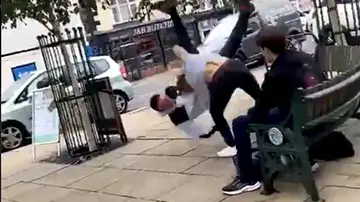 Un hombre recibe una lección tras atacar al campeón del mundo junior de jiu-jitsu en un parque Un hombre recibe una lección tras atacar al campeón del mundo junior de jiu-jitsu en un parque