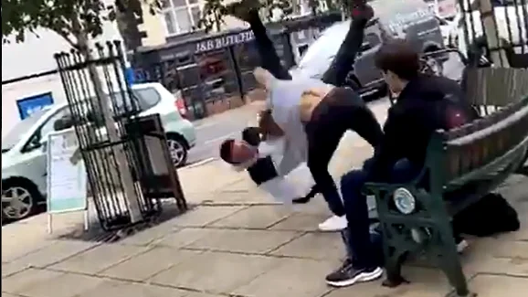Un hombre recibe una lección tras atacar al campeón del mundo junior de jiu-jitsu en un parque Un hombre recibe una lección tras atacar al campeón del mundo junior de jiu-jitsu en un parque
