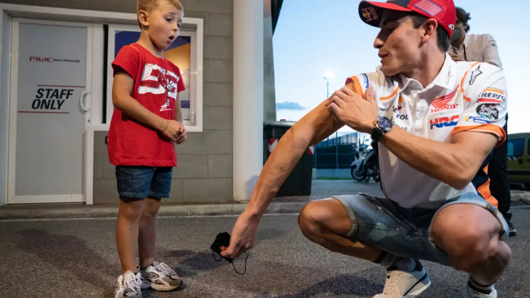 Marc Márquez conoce a un gran seguidor que se llama Valentino y cuya familia es seguidora de Rossi Marc Márquez conoce a un gran seguidor que se llama Valentino y cuya familia es seguidora de Rossi