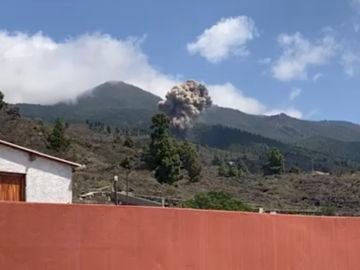 La reacción viral de un vecino al ver la erupción del volcán en La Palma: "Hay tiempo de comer"