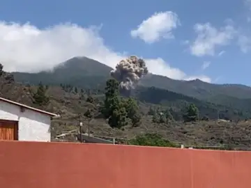 La reacción viral de un vecino al ver la erupción del volcán en La Palma: "Hay tiempo de comer" La reacción viral de un vecino al ver la erupción del volcán en La Palma: "Hay tiempo de comer"