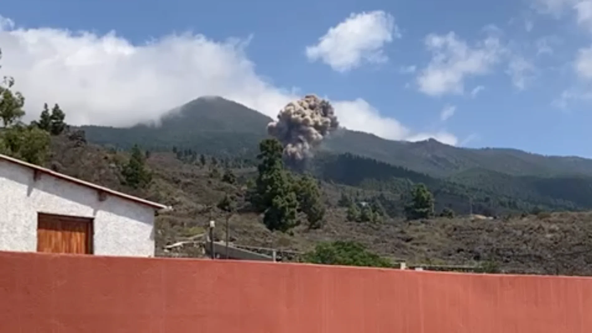 La reacción viral de un vecino al ver la erupción del volcán en La Palma: &quot;Hay tiempo de comer&quot;