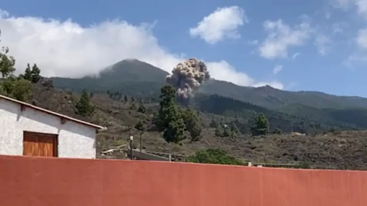 La reacci&oacute;n viral de un vecino al ver la erupci&oacute;n del volc&aacute;n en La Palma: "Hay tiempo de comer"
