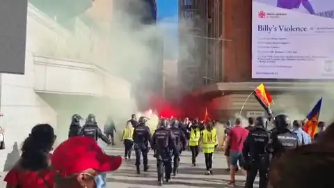 Grupos de neonazis se manifiestan en Chueca: "Fuera maricas de nuestros barrios" Grupos de neonazis se manifiestan en Chueca: "Fuera maricas de nuestros barrios"
