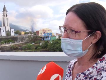 Mujer evacuada tras la erupción del volcán en La Palma