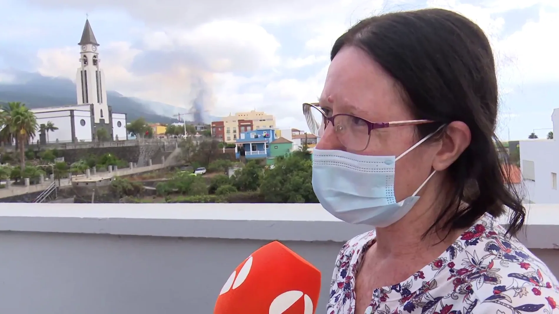 Mujer evacuada tras la erupción del volcán en La Palma