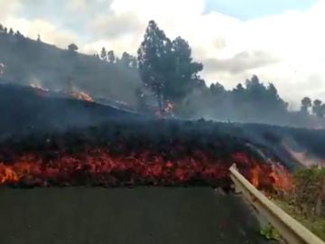 Colada de lava corta una carretera en la Palma 