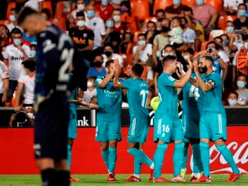 El Real Madrid remonta al Valencia en 4 minutos y se pone líder de la Liga