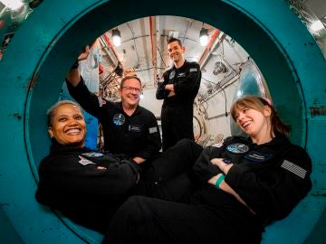 Vuelven a la Tierra los cuatro tripulantes del primer vuelo espacial de astronautas aficionados