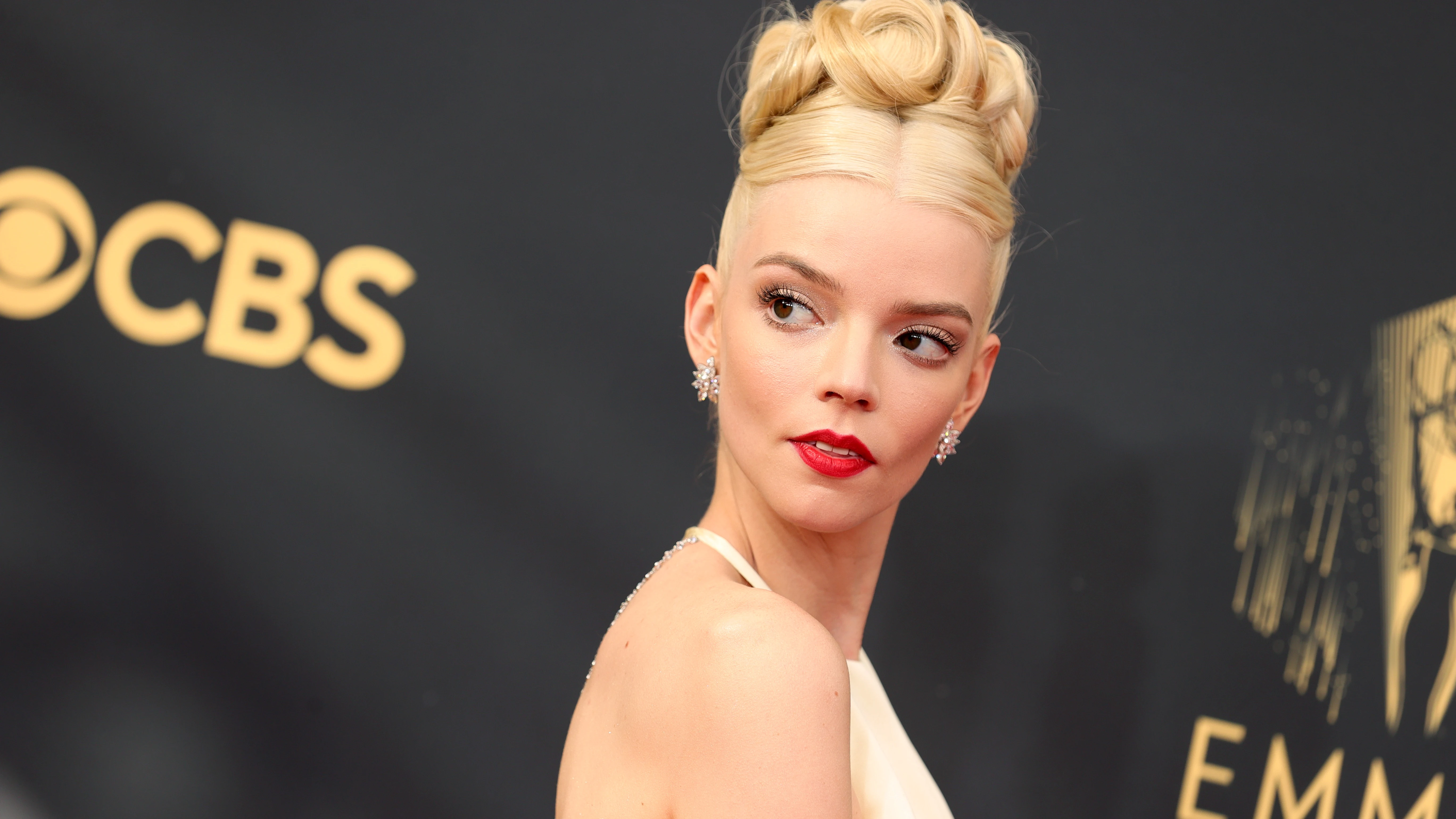 Anya Taylos-Joy en la alfombra roja de los Premios Emmy 2021