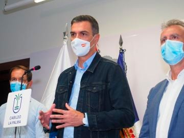 Pedro Sánchez asiste a La Palma por la erupción del volcánmpañado por los presidentes de Canarias, Ángel Víctor Torres (d), y el Cabildo de la isla, Mariano Hernández Zapata 