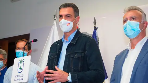 Pedro Sánchez asiste a La Palma por la erupción del volcánmpañado por los presidentes de Canarias, Ángel Víctor Torres (d), y el Cabildo de la isla, Mariano Hernández Zapata Pedro Sánchez asiste a La Palma por la erupción del volcánmpañado por los presidentes de Canarias, Ángel Víctor Torres (d), y el Cabildo de la isla, Mariano Hernández Zapata