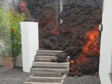 Lava entrando en una casa