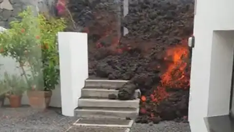 Lava entrando en una casa Lava entrando en una casa