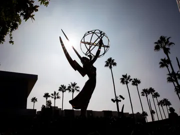 Gran estatuilla de los Emmy, preparada para la transmisión de los Premios, en la Academia de Televisión de Los Ángeles Gran estatuilla de los Emmy, preparada para la transmisión de los Premios, en la Academia de Televisión de Los Ángeles