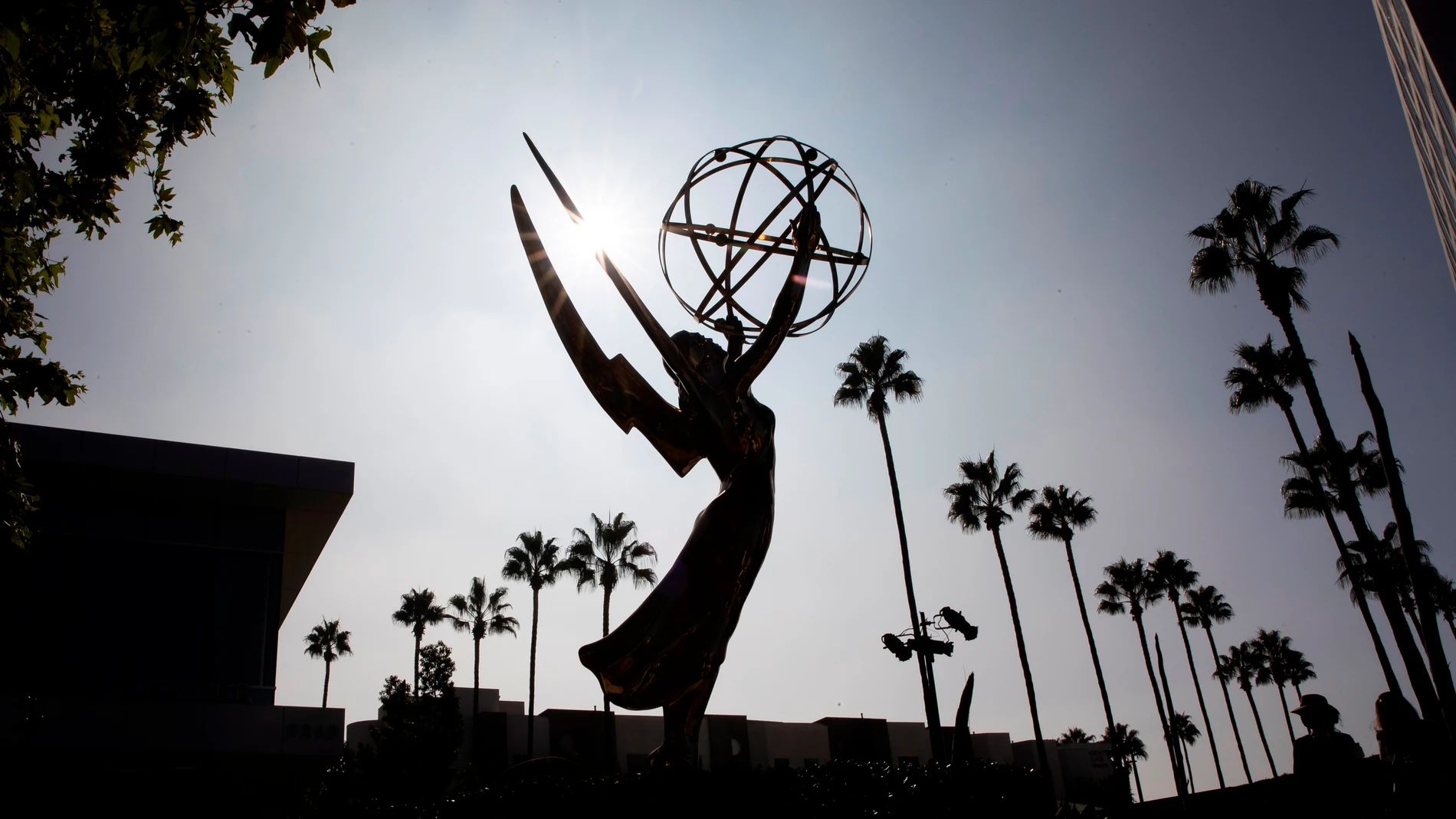 Gran estatuilla de los Emmy, preparada para la transmisión de los Premios, en la Academia de Televisión de Los Ángeles