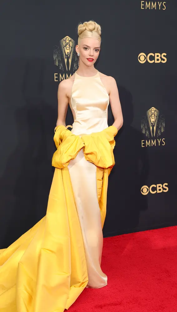 Anya Taylos-Joy en la alfombra roja de los Premios Emmy 2021