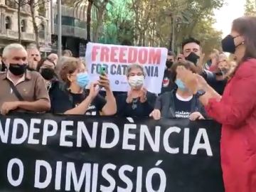Cortan la Diagonal de Barcelona por una concentración en el consulado italiano por la detención de Carles Puigdemont