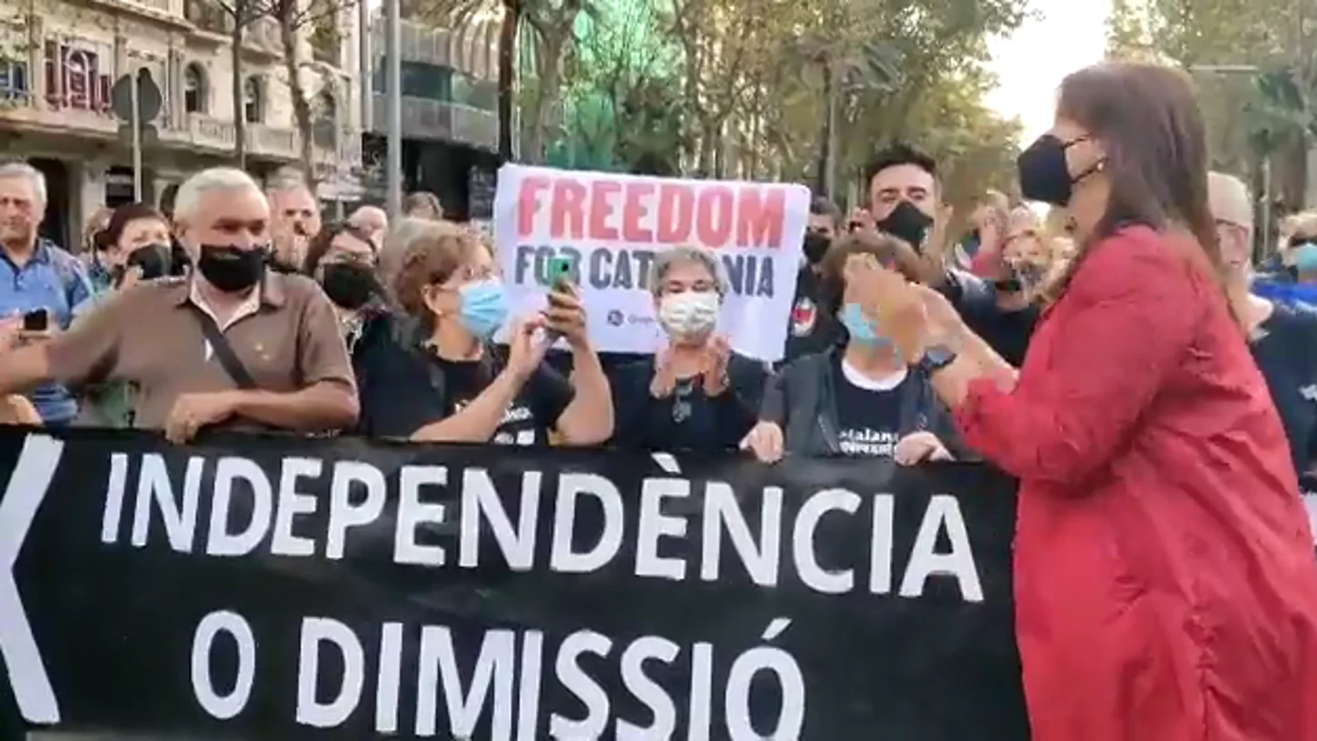 Cortan la Diagonal de Barcelona por una concentración en el consulado italiano por la detención de Carles Puigdemont