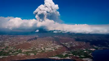 Confinan dos nuevos barrios en La Palma por el aumento de la explosividad del volcán Confinan dos nuevos barrios en La Palma por el aumento de la explosividad del volcán