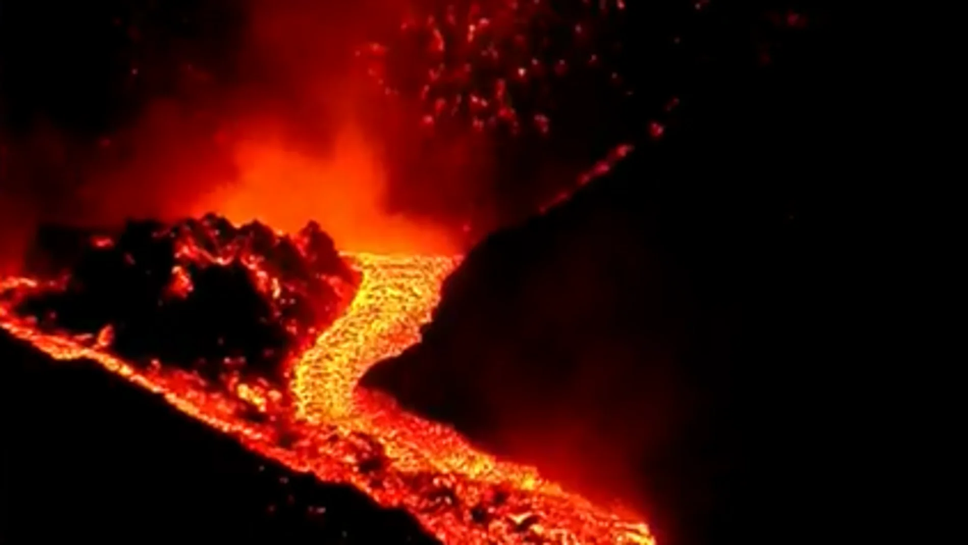 El volcán de La Palma suma 2 nuevas bocas eruptivas que vierten lava y avanzan a 60-80 metros/hora 