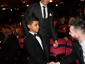 Cristiano Ronaldo Jr, al conocer a Leo Messi: "No es ese, es muy bajito" Cristiano Ronaldo Jr, al conocer a Leo Messi: "No es ese, es muy bajito"