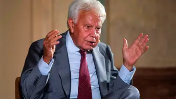 Felipe González, tras la detención de Carles Puigdemont: "Nadie es más capaz de hacer el ridículo que Puigdemont" Felipe González, tras la detención de Carles Puigdemont: "Nadie es más capaz de hacer el ridículo que Puigdemont"