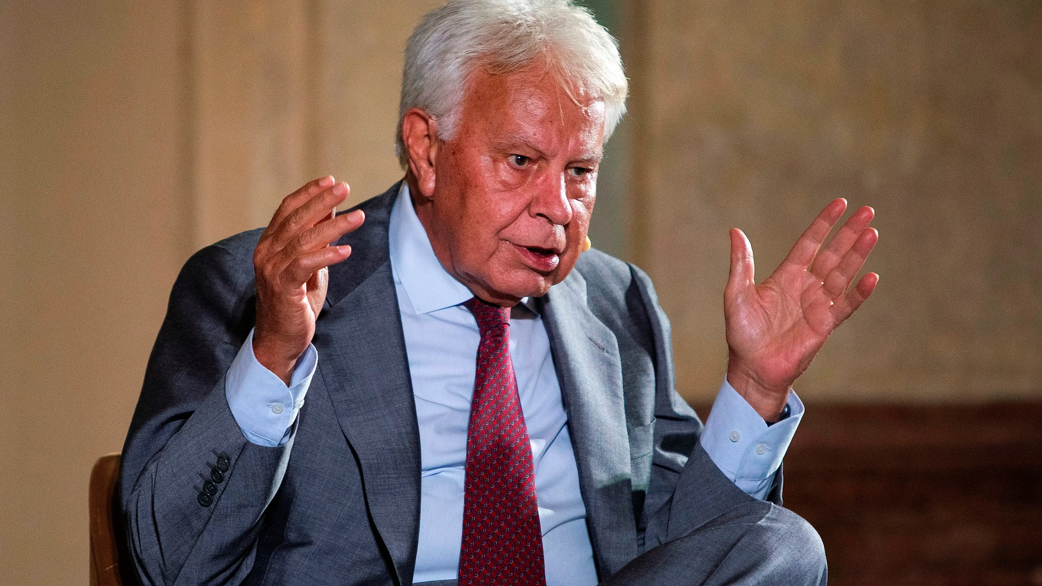 Felipe González, tras la detención de Carles Puigdemont: "Nadie es más capaz de hacer el ridículo que Puigdemont" Felipe González, tras la detención de Carles Puigdemont: "Nadie es más capaz de hacer el ridículo que Puigdemont"