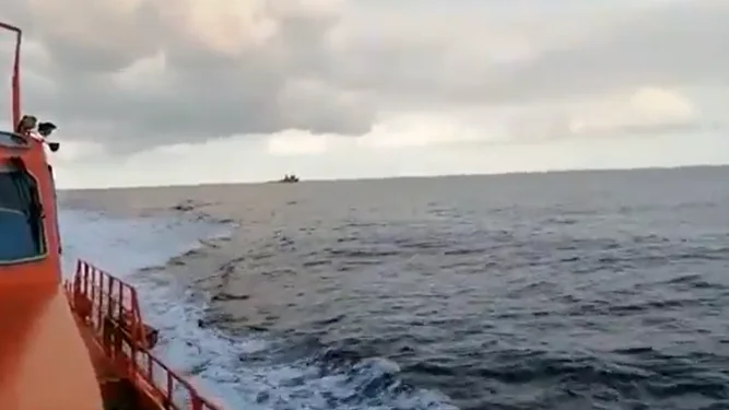 La lava del volc&aacute;n de La Palma mantiene a los pescadores parados