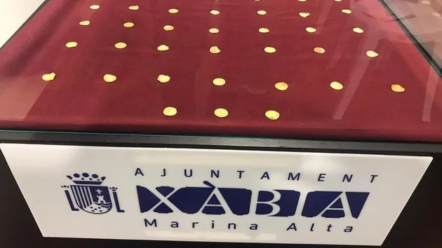 Dos aficionados al buceo hallan 53 monedas de oro de los siglos IV y V en el fondo marino del Portitxol de X&agrave;bia