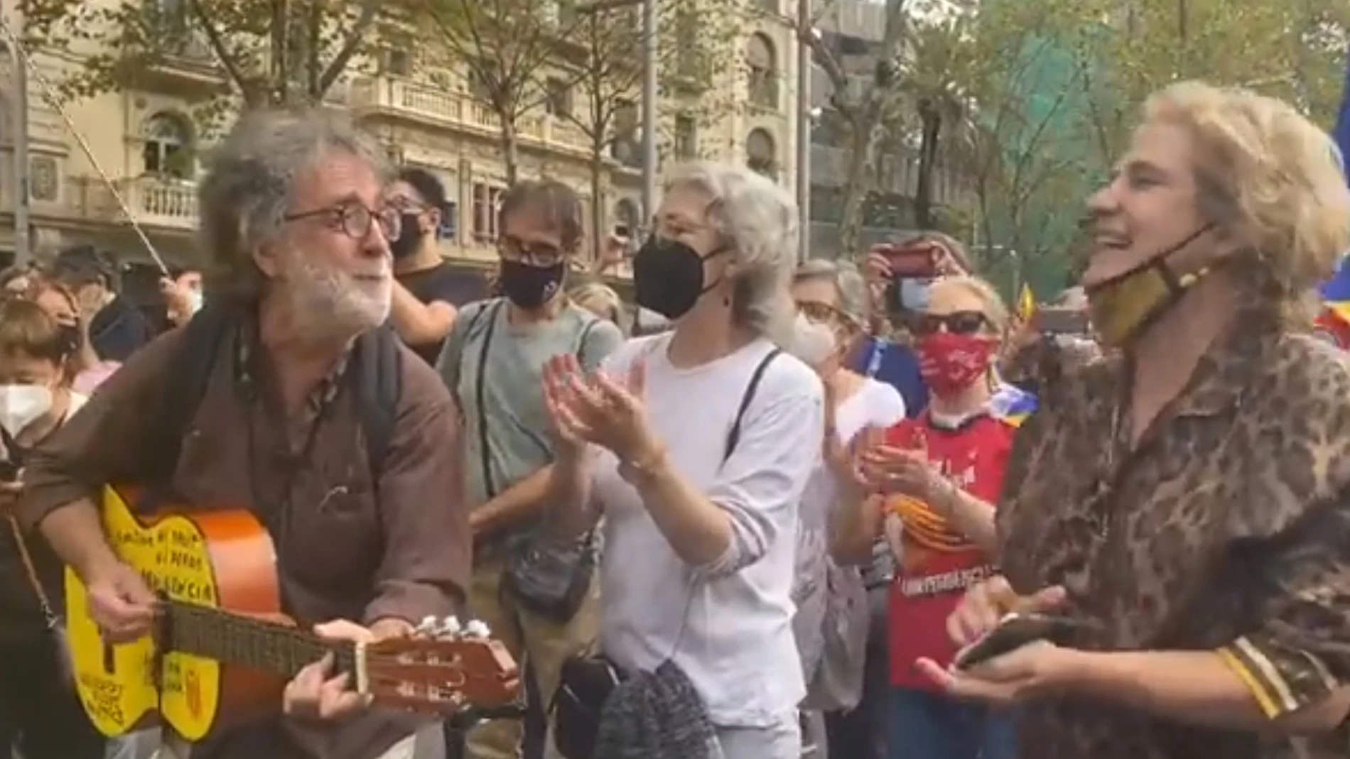 El vídeo viral de Pilar Rahola cantando &#39;Bella Ciao&#39; en la manifestación contra la detención de Carles Puigdemont