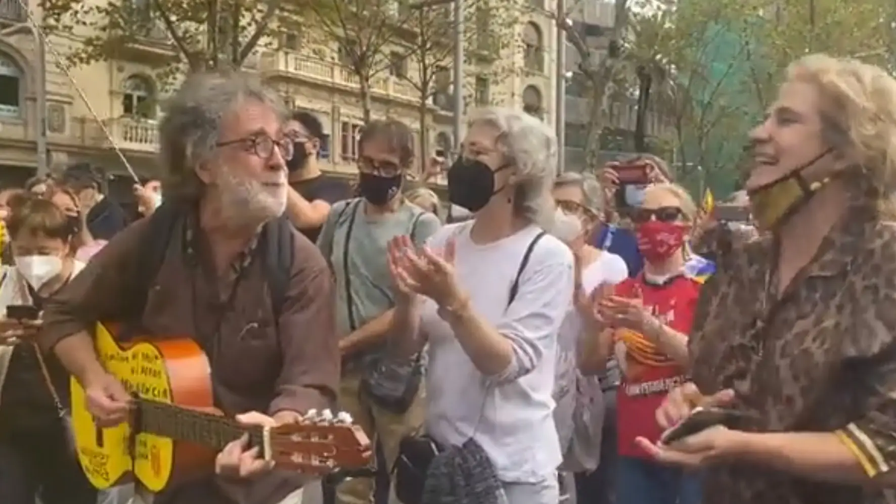 El v&iacute;deo viral de Pilar Rahola cantando 'Bella Ciao' en la manifestaci&oacute;n contra la detenci&oacute;n de Carles Puigdemont
