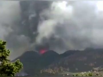 El sobrecogedor instante en que el volcán de la Palma genera una onda expansiva por una fuerte explosión