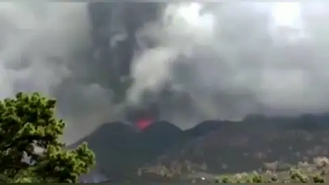 El sobrecogedor instante en que el volcán de la Palma genera una onda expansiva por una fuerte explosión El sobrecogedor instante en que el volcán de la Palma genera una onda expansiva por una fuerte explosión