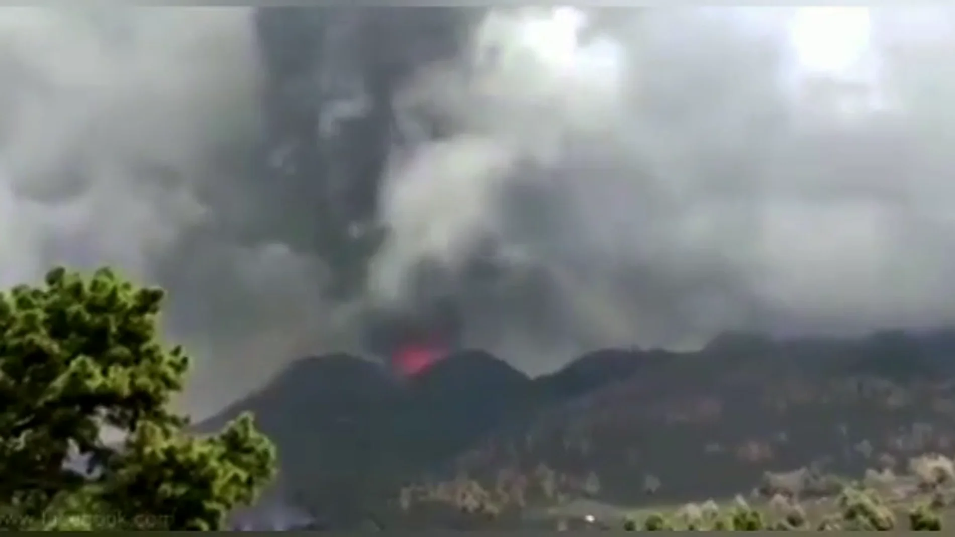 El sobrecogedor instante en que el volcán de la Palma genera una onda expansiva por una fuerte explosión