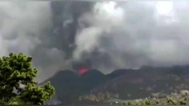 El sobrecogedor instante en que el volc&aacute;n de la Palma genera una onda expansiva por una fuerte explosi&oacute;n