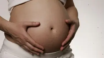 Imagen de archivo de una mujer embarazada