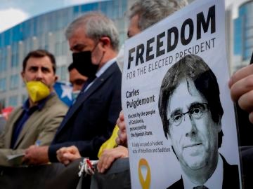 El independentismo catalán celebra la salida  de Puigdemont de la cárcel